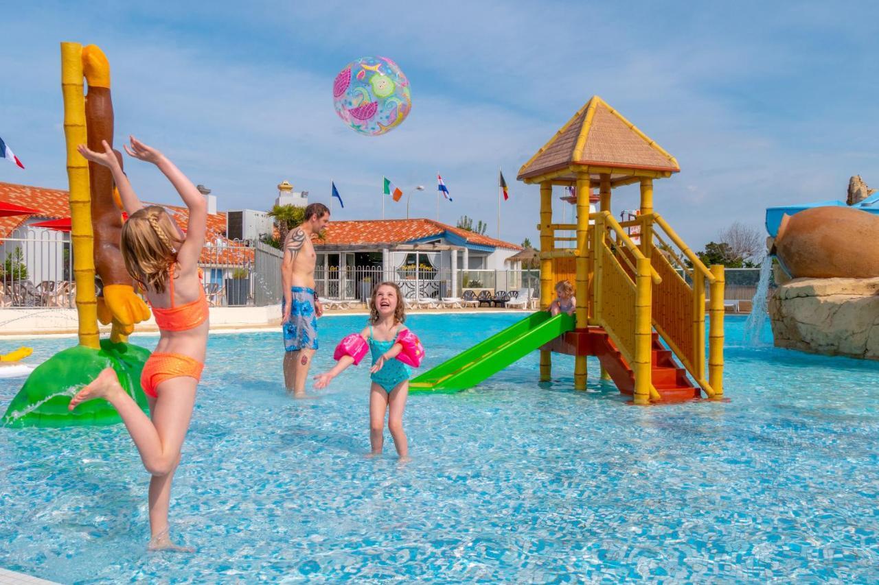 فندق Camping Paradis Sol A Gogo سا يْليرْ دو ري المظهر الخارجي الصورة